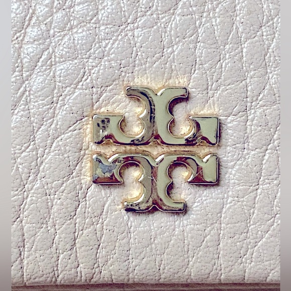 TORY BURCH Foldover Crossbody Bag | Light oak with gold tone hardware - Picture 10 of 10